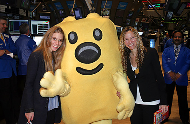 The animated star of hit Nick Jr. TV series Wow! Wow! Wubbzy!, with Grand Communications’ Alison Grand and Jaymie Presberg, brightens up the morning for traders at The New York Stock Exchange after ringing The Opening Bell to celebrate the launch of the “Wubb Idol” DVD from Anchor Bay Entertainment